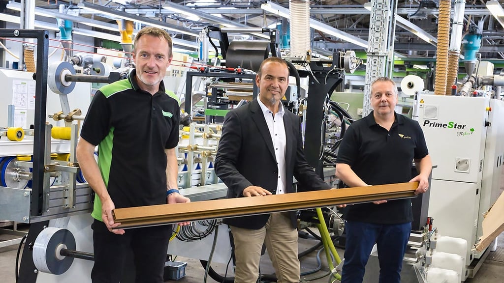 Andreas Jäger (Duespohl), Christian Amling sowie Torsten Fidyka (beide Profine) präsentieren ein perfekt ummanteltes PVC Profil. 