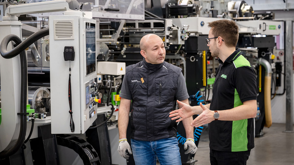 SOMAform and Duespohl colleagues standing in front of the machine