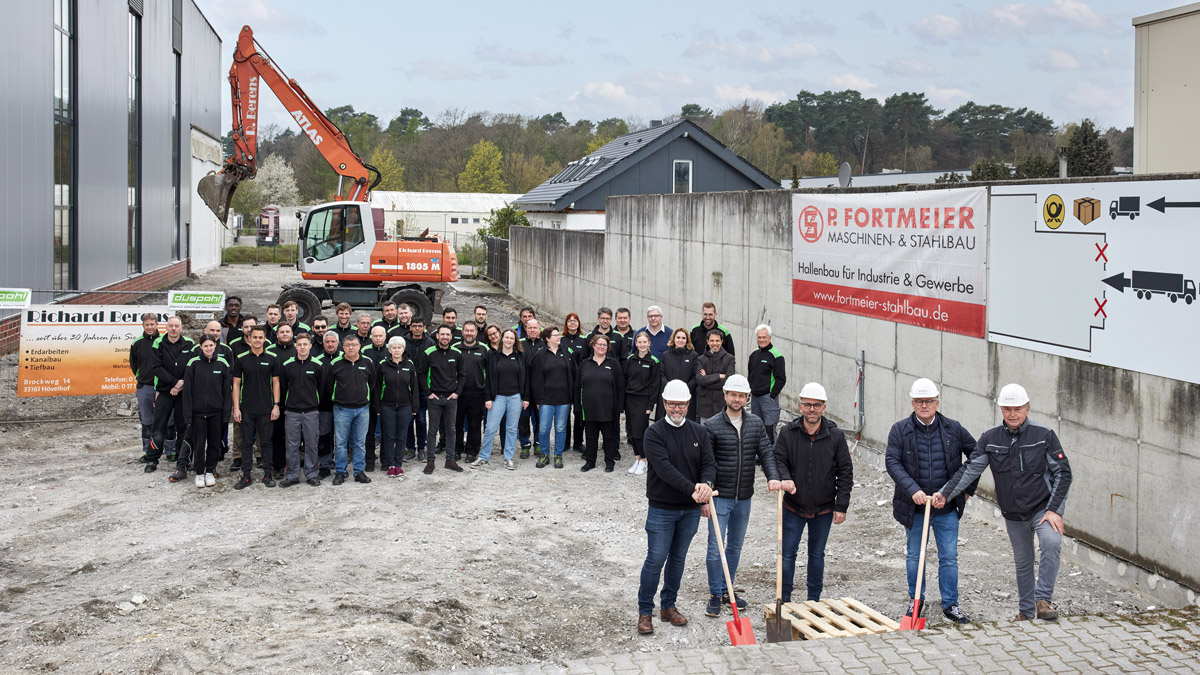 Düspohl Mitarbeiter und Partner vor Baustelle