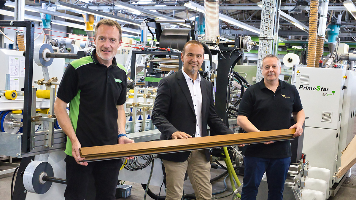 Andreas Jäger (Duespohl), Christian Amling sowie Torsten Fidyka (beide Profine) präsentieren ein perfekt ummanteltes PVC Profil.